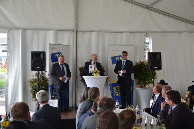 Die Standort-Bürgermeister Karl Gerstl (Wieselburg-Land) und Günther Leichtfried (Wieselburg-Stadt) mit NV-Gebietsleiter Walter Fritz.