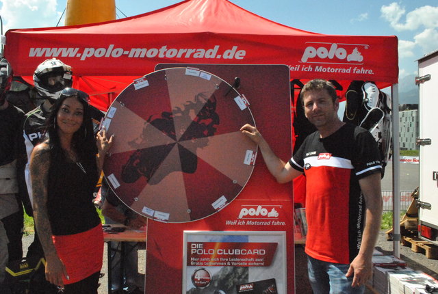 Am Glücksrad spielten Silvana Hüttenbrenner und Peter Rebernig für die Besucher Fortuna