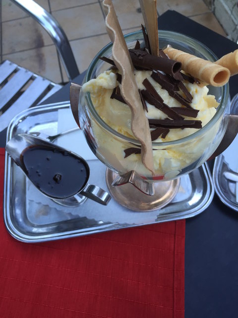 Der Preis für den Coupe Dänemark mit vier Kugeln Vanilleeis in der Eisgrotte ist eigentlich 5,70 €, weil aber die Sahne-Maschine an diesem Tag kaputt war, wurden nur 3,50 € verrechnet – sehr sympathisch! Die warme, flüssige Schokolade gibt es extra, sodass man sie selbst portionieren kann. | Foto: Knienieder