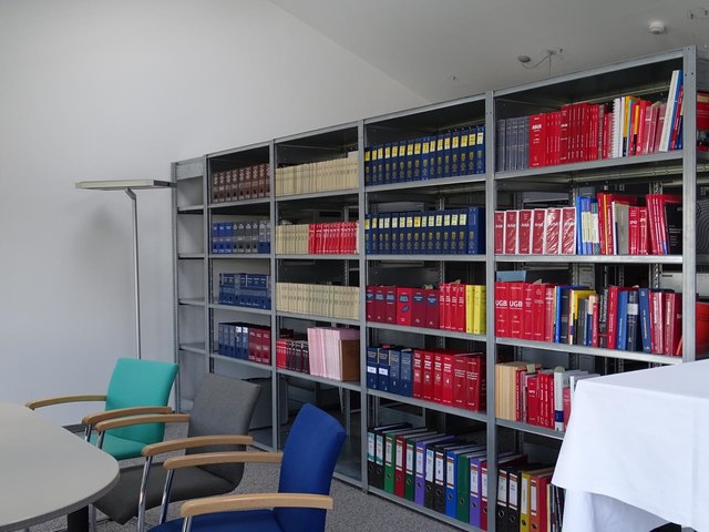 Registratur bzw. Archiv als Besprechungsraumbegrenzung.