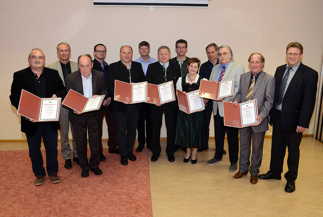 Auszeichnungen in Gold, Silber und Bronze für langgediente Gemeinderäte.