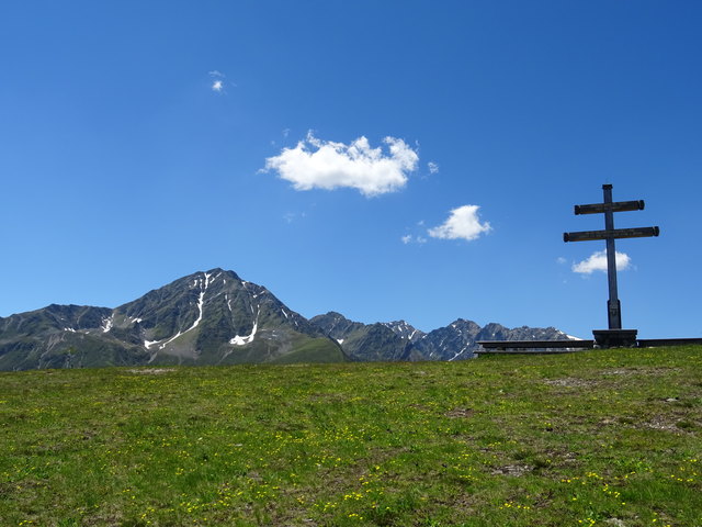 Blick vorbei am Gipfelkreuz des Rangger Köpfls (1939m) auf den 2646m hohen Roßkogel