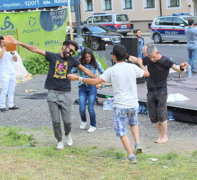 Anstatt Gewalt anzuwenden setzten die Kundgebungsteilnehmer auf Spaß und Tanz.