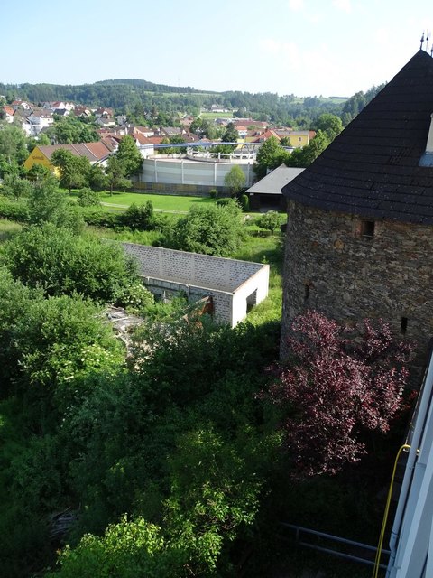 Vom Balkon aus der Blich zum Stadtmauerturm und über das Gartenstraßenareal.