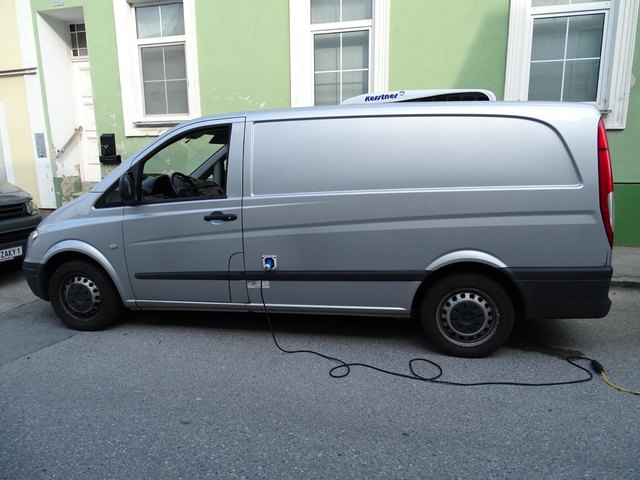 Kein Elektroauto beim Laden, aber ein mobiler Kühlschrank des Caterers!