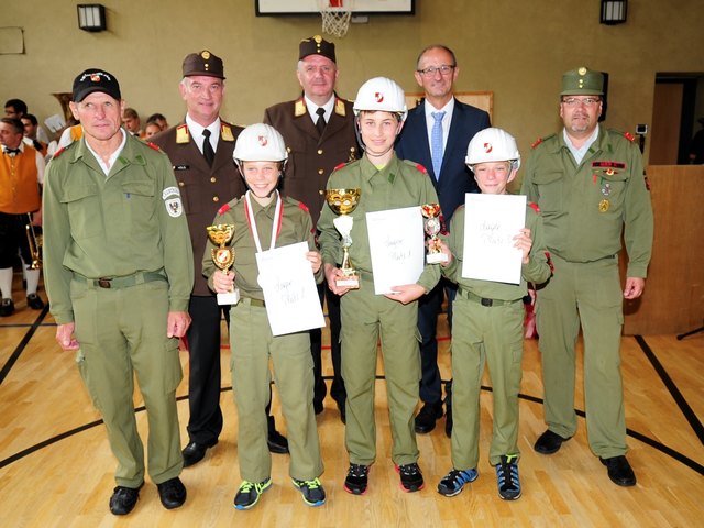 Die Vertreter der drei siegreichen Teams bei der Lagerolympiade:Hier siegte Breitenbach 3 vor Kufstein-Kastengstatt und Breitenbach 2