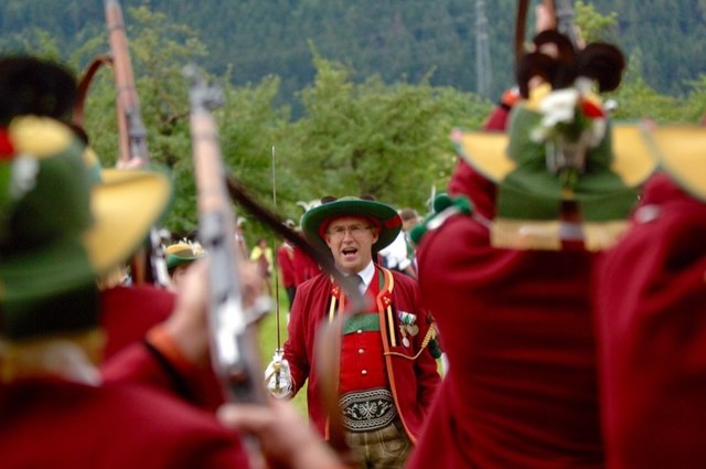 Hoch an - FEUER! Hauptmann Dietmar Ostermann und die Ehrenkompanie aus Kematen agierten hervorragend!