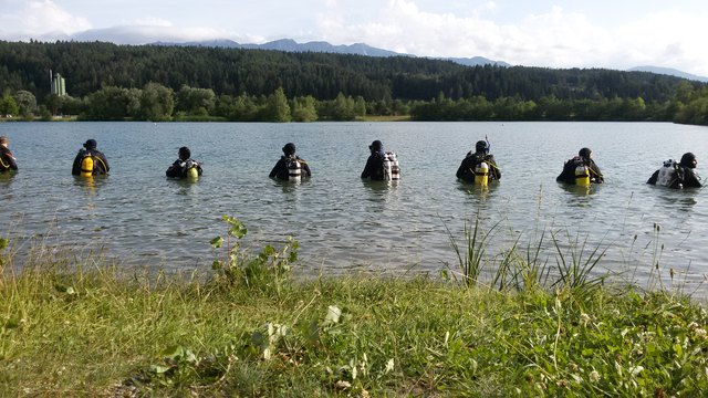 Eine Kette von Einsatztauchern sucht nach dem angeblich vermissten Schwimmer | Foto: Hauptfeuerwache Villach