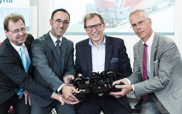 Gute Stimmung in der heimischen Bahnindustrie: ACstyria-Geschäftsführer Wolfgang Vlasaty, MFL-Geschäftsführer Herbert Decker, Wirtschaftslandesrat Christian Buchmann und Siemens-Niederlassungsleiter Gerhard Geisswinkler. | Foto: ACstyria/Kanizaj