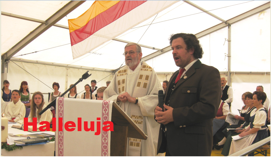 Dekanatsjugendleiter Jakob Mokuru stimmt das Halleluja im Festzelt an