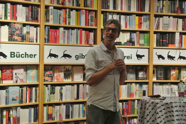Helmut Zechner begrüßte das Heunburg-Theater-Team und die zahlreich erschienenen interessierten Gäste in seiner Buchhandlung Heyn | Foto: kultur-arbeiter.at