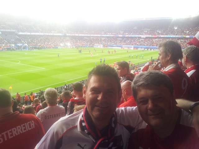SC Kr.Minihof-Obmann Gerhard Kornfeind (re.) mit Gerhard Ribarich im Stade de France. | Foto: privat