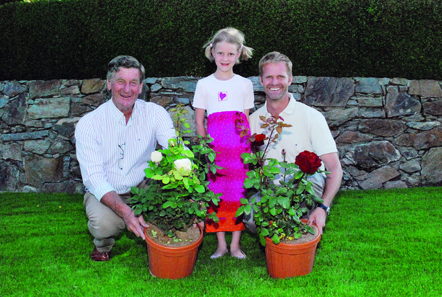 Karl Winkler sen., Lena und Karl Winkler jun. mit den beiden neuen Rosensorten