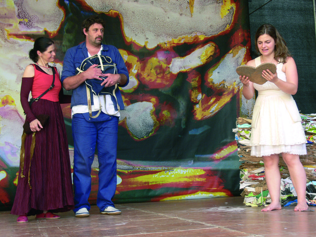 Brigitte Jaufenthaler, Klaus Windisch und Ronja Forcher als Anna und Kaspar Suitner mit der Gretl Foto: Heidi Holleis