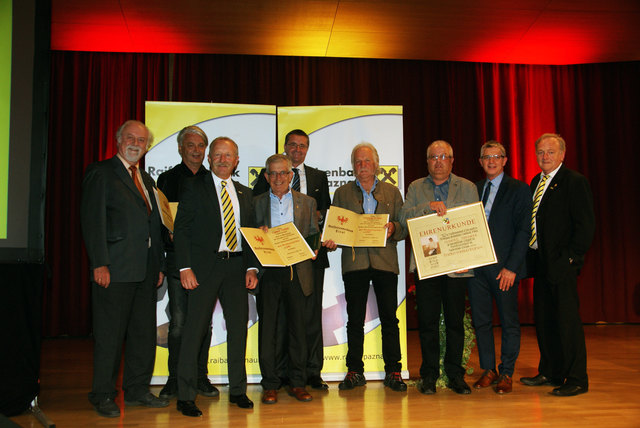 Dir. Arnulf Perkounigg, GL Paul Pfeifer, Obm. Martin Lorenz und GL Herbert Jehle mit den geehrten Funktionären und Mitarbeitern.