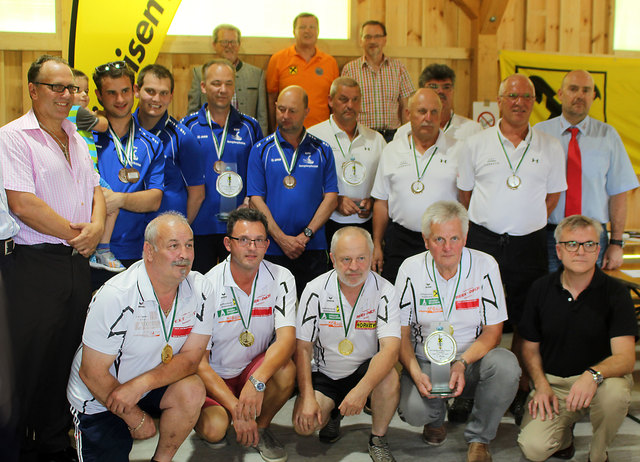 Die Topteams beim Raiffeisen Bezirkscup: 1. ESV Bad Gams (vorne), 2. ESV Union St. Stefan/Stainz (hinten rechts), 3. ESV Georgsberg-Schlieb II (hinten links). | Foto: Franz Krainer
