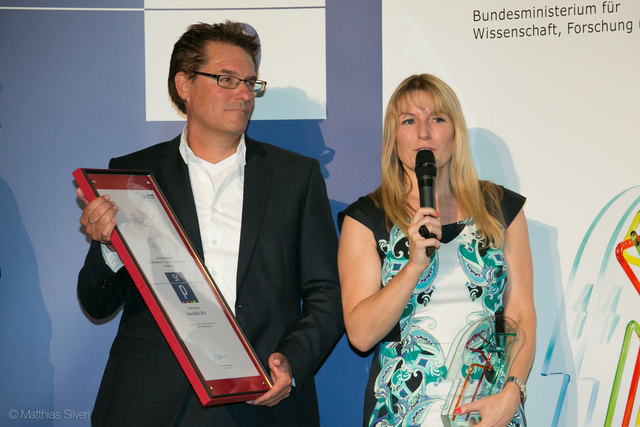 Hans Kerwat (Geschäftsführer Weber-Hydraulik) und Nina Laub (Human Resources) nahmen den Preis entgegen. | Foto: Matthias Silveri