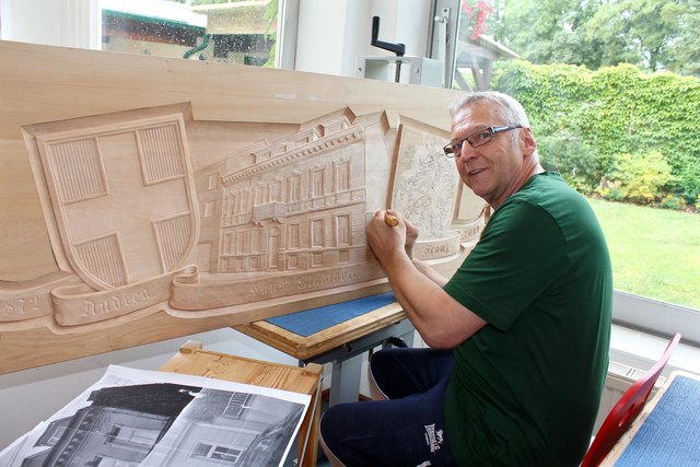 Franz Stadlhofer ist Schnitzer aus Leidenschaft - hier gestaltet er sein Haus in der Töpfelgasse als kunstvolles Relief in Holz