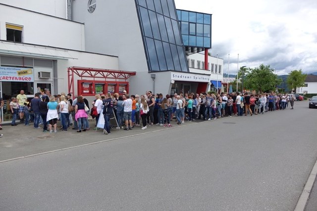 Großer Andrang vor dem Kulturbüro Spielberg. Foto: Blinzer