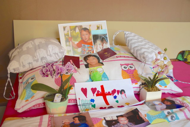 Eine Gedenkstätte im Bett ihrer verstorbenen Mutter hilft den Kindern, die schwerste Zeit ihres Lebens zu bewältigen.