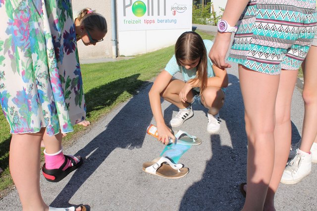 Nach Beantwortung der Fragen konnten die Jugendlichen ihren Fußabdruck sprühen.