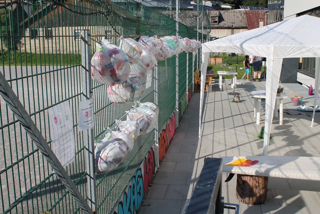 Vergleich: Oben 4 Wochen Plastikmüll früher, unten 4 Wochen seit der Einführung von Glasflaschen.