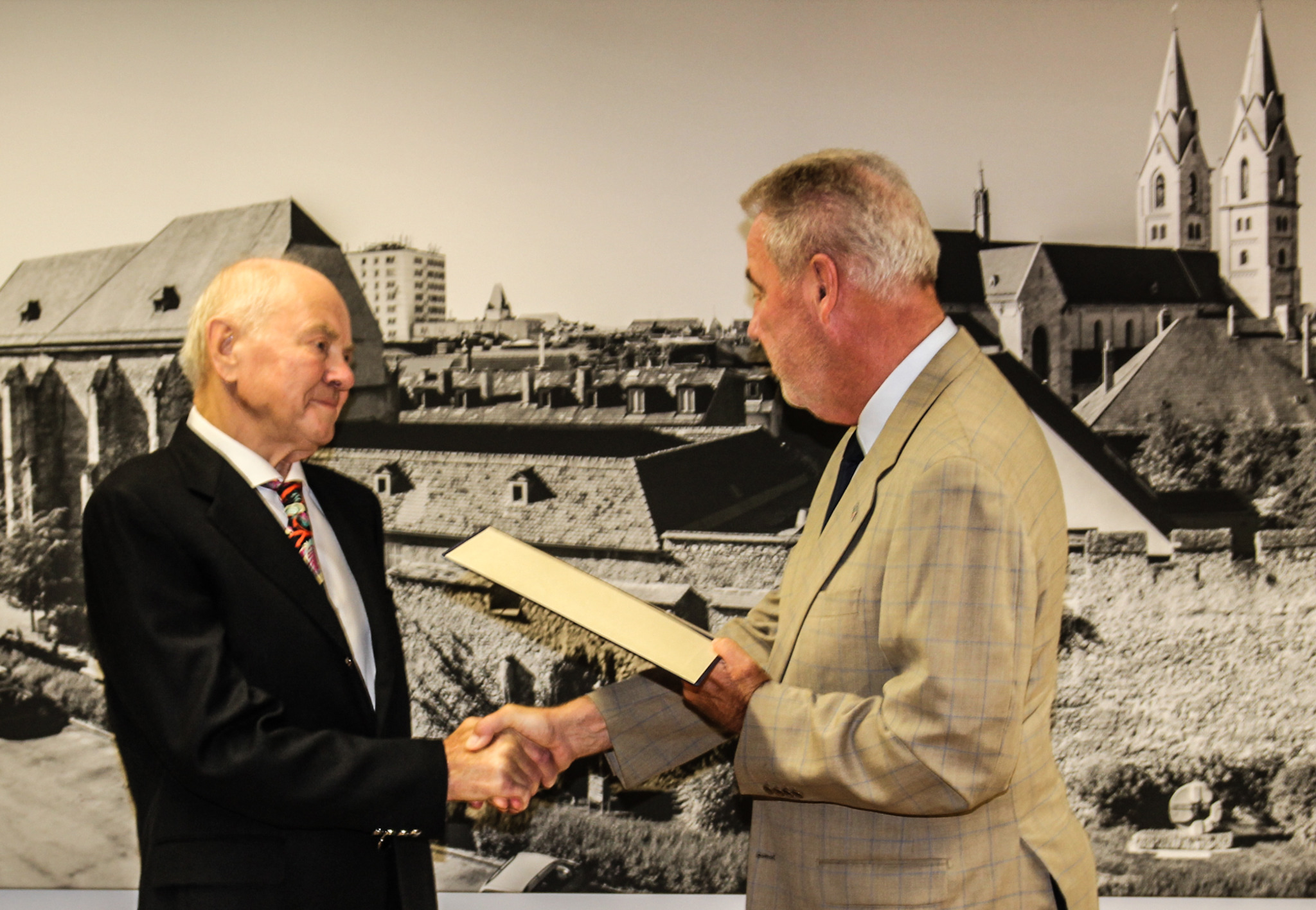 Goldenes Ehrenzeichen des Landes NÖ für Josef Payer Wiener Neustadt