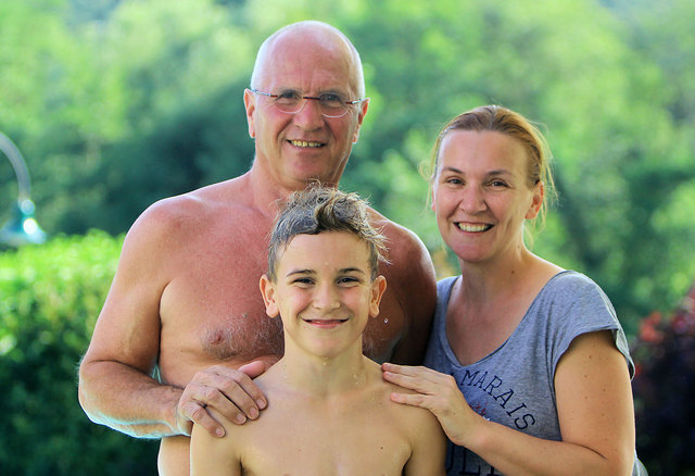 Fördern den jungen Wassersportler mit allen Mitteln: Großvater August Schmölzer und Mama Andrea Damberger mit Max Weissenberger. | Foto: Franz Krainer