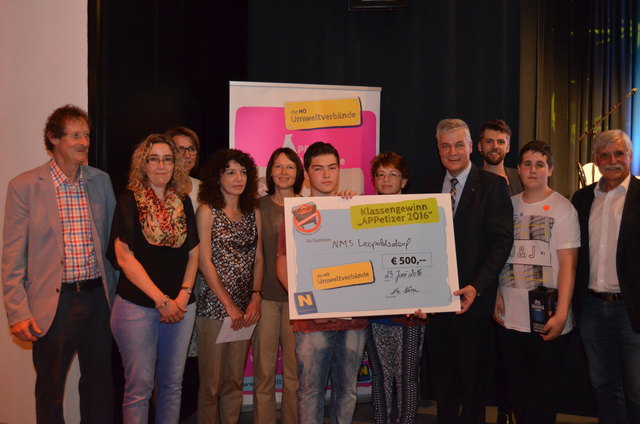Gewinner Nuri Sari (6.v.li.),
Drittplatzierter Markus Silhengst (2.v.re.),
G.V.U.-GF Herbert Pejcha (1.v.li), Abfallberaterin Martina Kapfinger (2.v.li.) G.V.U.-Obmann-Stv. Bgm. Hermann Gindl (1.v.re)
Der Präsident der NÖ Umweltverbände LAbg. Bgm. Anton Kasser (4.v.re.)
Moderator Daniel Feik (3.v.re.)
Die Vertreterin des Landes NÖ Elisabeth Punesch (3.v.li.)
sowie die mitgereisten Lehrerinnen des NMS Leopoldsdorf
