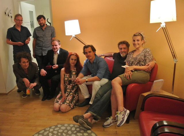 Das Team des Heunburg-Theaters in der Leselounge der Buchhandlung Heyn in Klagenfurt: Hanno Kautz, Elias Molitschnig (hinten, v. li.; vorne v. li.:) Christian Reiner, Andreas Ickelsheimer, Amrei Baumgartl, Max Berger, Franz Robert Ceeh, Daniela Graf | Foto: kultur-arbeiter.at