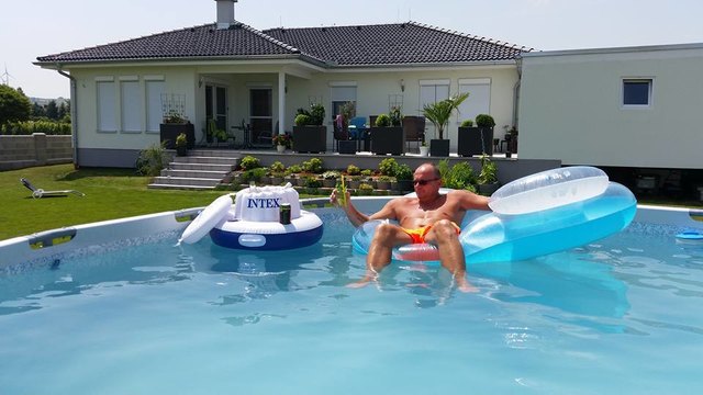 da die Urlaubskassa heuer sehr klein ist,verbringen wir unseren Urlaub zu Hause