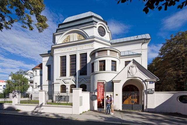 Die Nachfahren der in der NS-Zeit vertriebenen oder ermordeten Familien besuchten in St. Pölten auch die ehemalige Synagoge. | Foto: Josef Vorlaufer