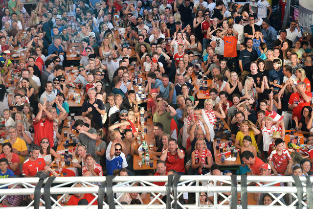 Das ist kein Bild aus dem Stadion in Paris, sondern vom Public Viewing am Wallnöfer-Platz in Telfs! | Foto: Stefan Dietrich