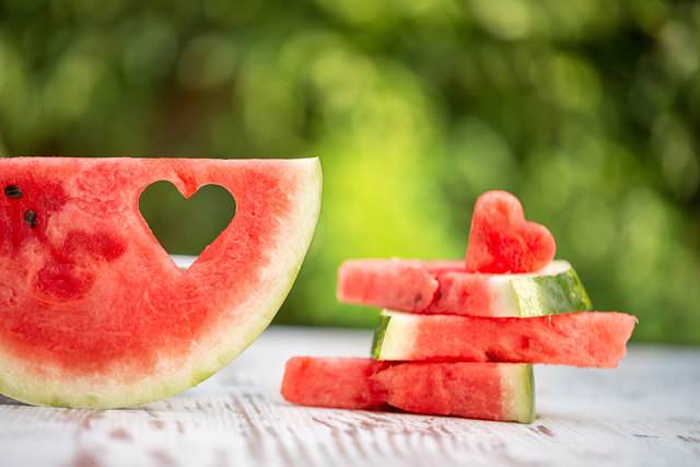 Melonen sind eine ideale Zwischenmahlzeit an heißen Tagen, da sie einen besonders hohen Wassergehalt haben.