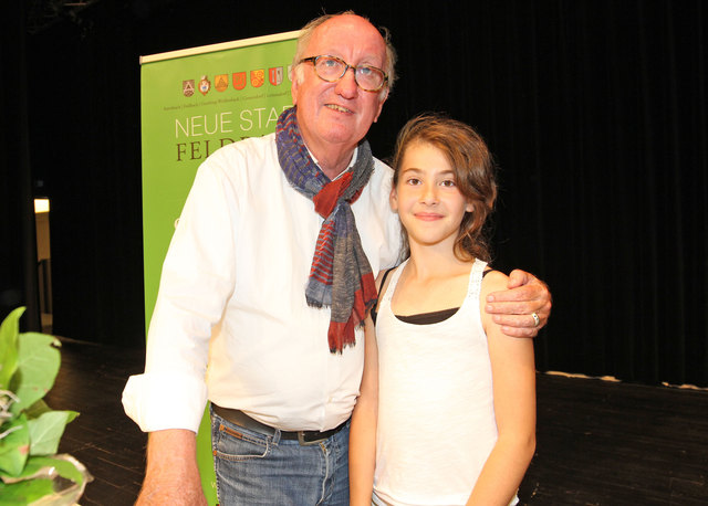 Jan-Uwe Rogge mit einem jungen Fan des Vortragsabends im Zentrum Feldbach.