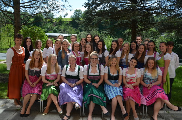 Die beiden Sprachen-Klassen 5.A und 5.B mit ihren KVs Andrea Schabetsberger und Julia Mitterer                                                                                                Foto: Robert Kalss