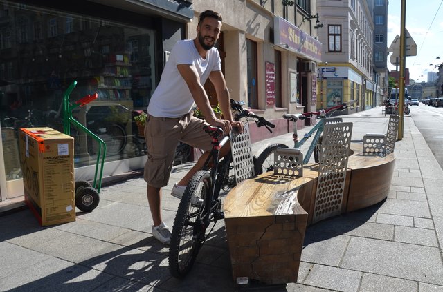 Hinsetzen? Nicht einmal für das Foto! Ilhan Ugurlu hofft, dass die Bänke bald wieder repariert werden.