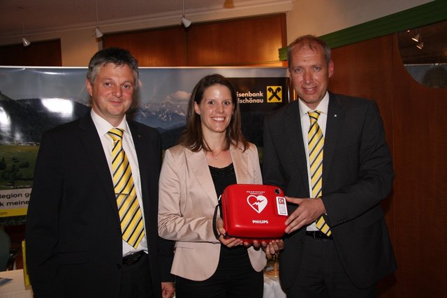 Seit einem Jahr hat die Raiffeisenbank Wildschönau ihre Bankstellen Oberau, Niederau und Auffach mit Defibrillatoren ausgestattet. Diese befinden sich gleich nach dem Eingang im SB-Bereich und sind damit im Notfall rund um die Uhr mit jeder Bankkarte zugänglich. Gemeinsam mit den Thierbacher Anklöpflern, von denen die Inititative dazu ausging, übernimmt die Raiffeisenbank Wildschönau die Kosten für die Anschaffung eines Defibrillators für Thierbach. Damit stehen nun im ganzen Hochtal solche Geräte bereit. | Foto: Silberberger
