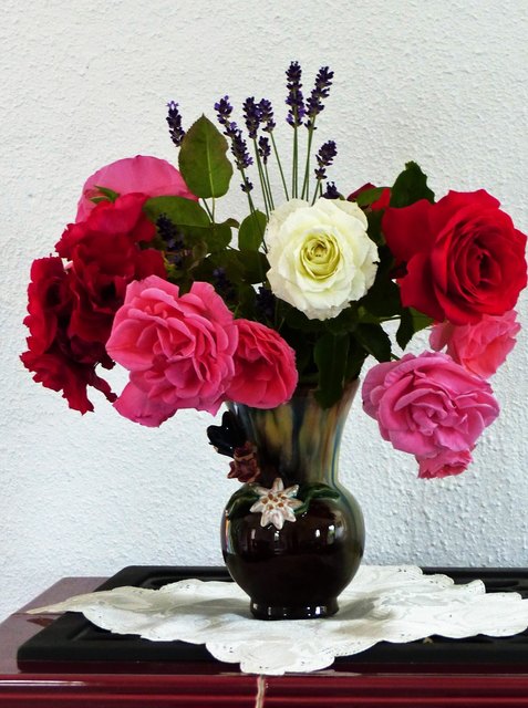 Bunte Rosenmischung aus dem Garten