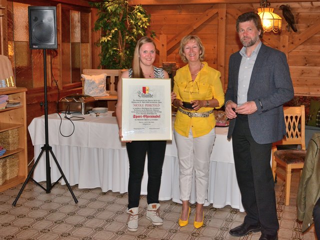 Nicole Perktold, GRin Silvia Schellhorn und Bgm. Hannes Juffinger (v.l.). | Foto: Mairhofer