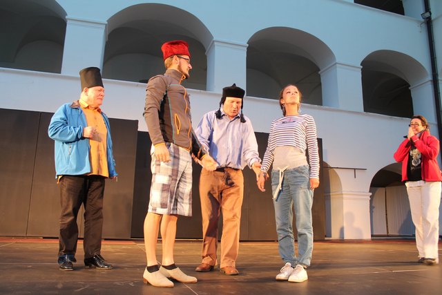 Probenszene: Herbert Murero, Alexander Schwab, Hansi Prilasnig und Birgit Pieschl (von links)