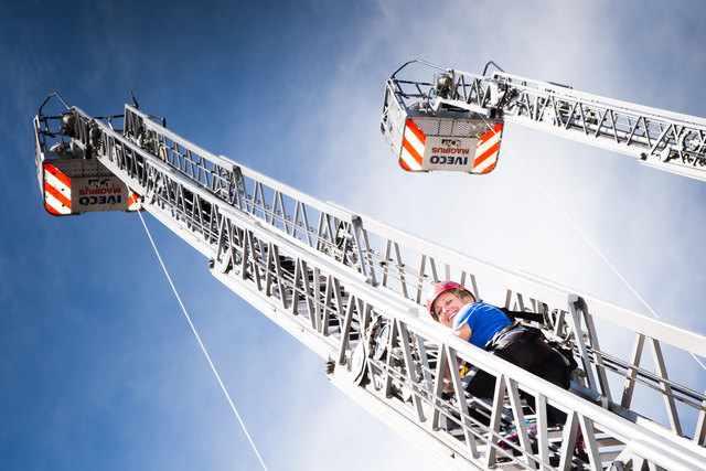 Schwindelfrei zu sein ist Pflicht! Nur, wer problemlos in zwei Minuten auf die 27 m hohe freistehende Leiter steigt, besteht den Test. | Foto: geopho.com