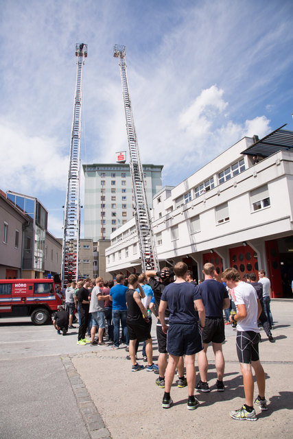 Auf 27 Meter ist die Drehleiter der Grazer Berufsfeuerwehr ausgefahren. | Foto: geopho.com