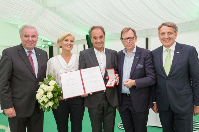 Ehre, wem Ehre gebührt: Peter Hochegger (M., mit Gattin Brigitta) mit LH Hermann Schützenhöfer, LR Christian Buchmann und WKO Steiermark-Präsident Josef Herk. | Foto: geopho.com