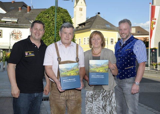 Mit der Ortschronik: Vizebgm. R. Holitzky, M. Liberda, VS-Dir. Ch. Ramspacher, Amtsleiter E. Sampl. | Foto: Fotostudio Holitzky