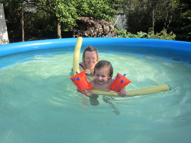 Mit Gattin und Enkeltochter Emilia im eigenen Pool im schattigen Garten, da braucht man nicht weit in Urlaub fahren.