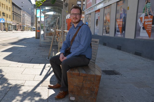 Nicht mehr schön, aber drauf sitzen kann man noch. Helmut Spindler bei der Haltestelle Frauengasse: "Die kaputten Bänke sollte man schnell austauschen".