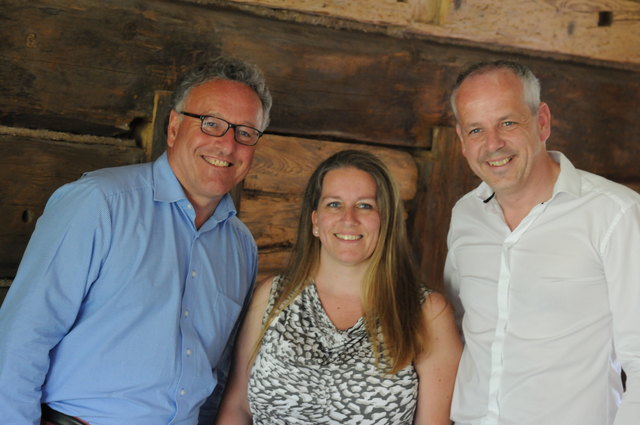 Glücklich in ihrem "Tonimanhäusl": Melanie und Anton Hager – mit Landesrat Heinrisch Schellhorn, der für das kulturelle Erbe ressortzuständig ist.