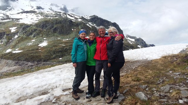 Kathi Steiner (Weißsee Gletscherwelt), Lisa Loferer (GF TVB Uttendorf), Kletterlegende Peter Habeler und Jenny Wiesalla (Direktorin Berghotel Rudolfshütte). | Foto: TVB Uttendorf