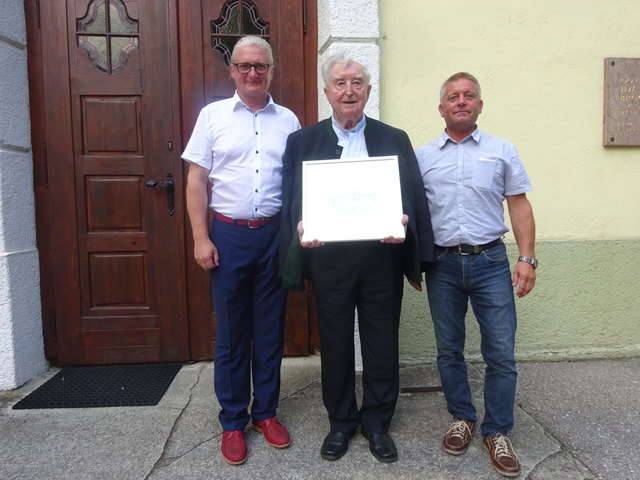 StR Peter Spicker, Pfarrer KR Zygmunt Podlejski und der Siedinger Ortsvorsteher Gemeinderat Klaus Hainfellner. | Foto: Stadtgemeinde Ternitz